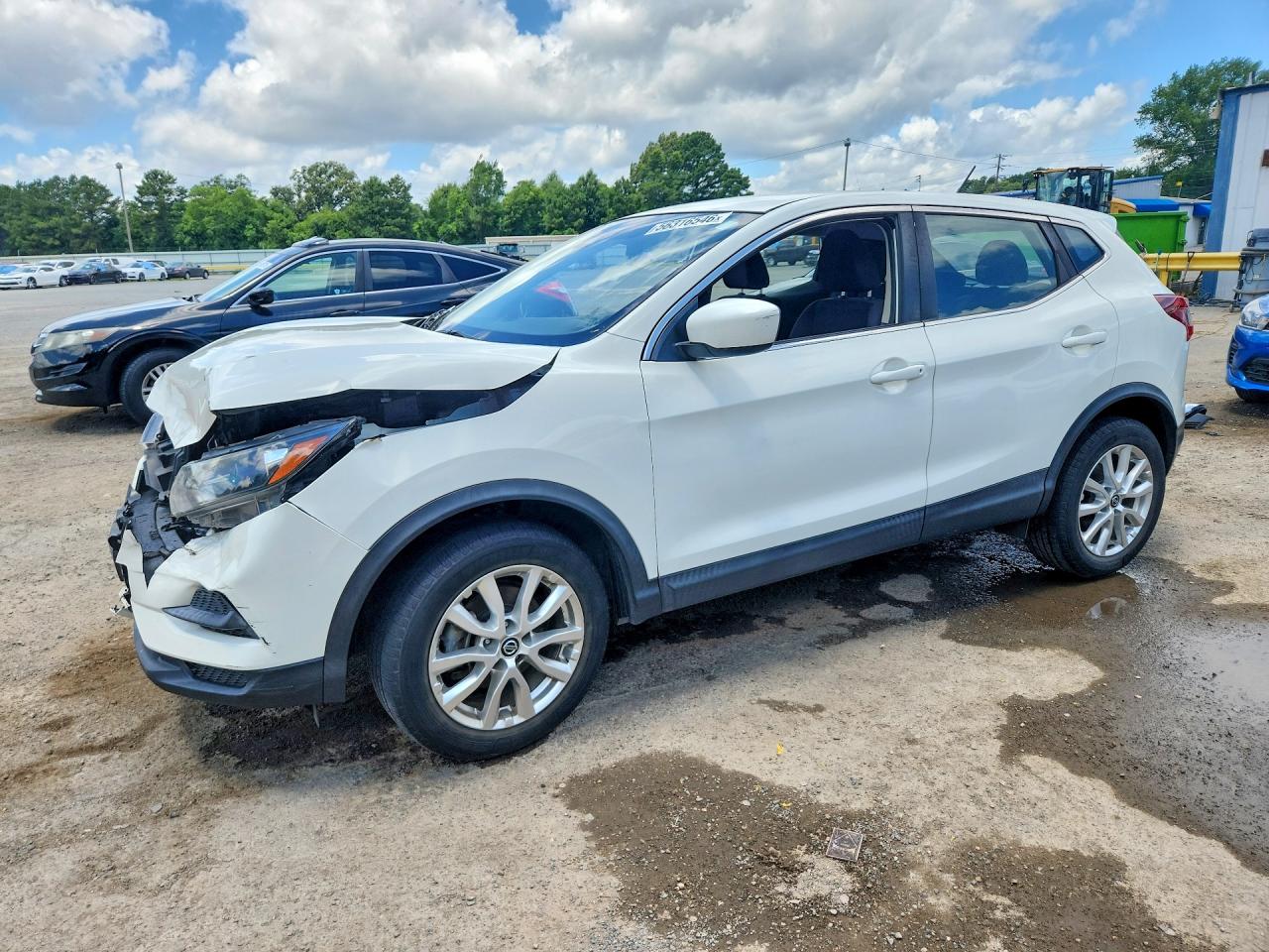 Salvage Nissan Rogue Image