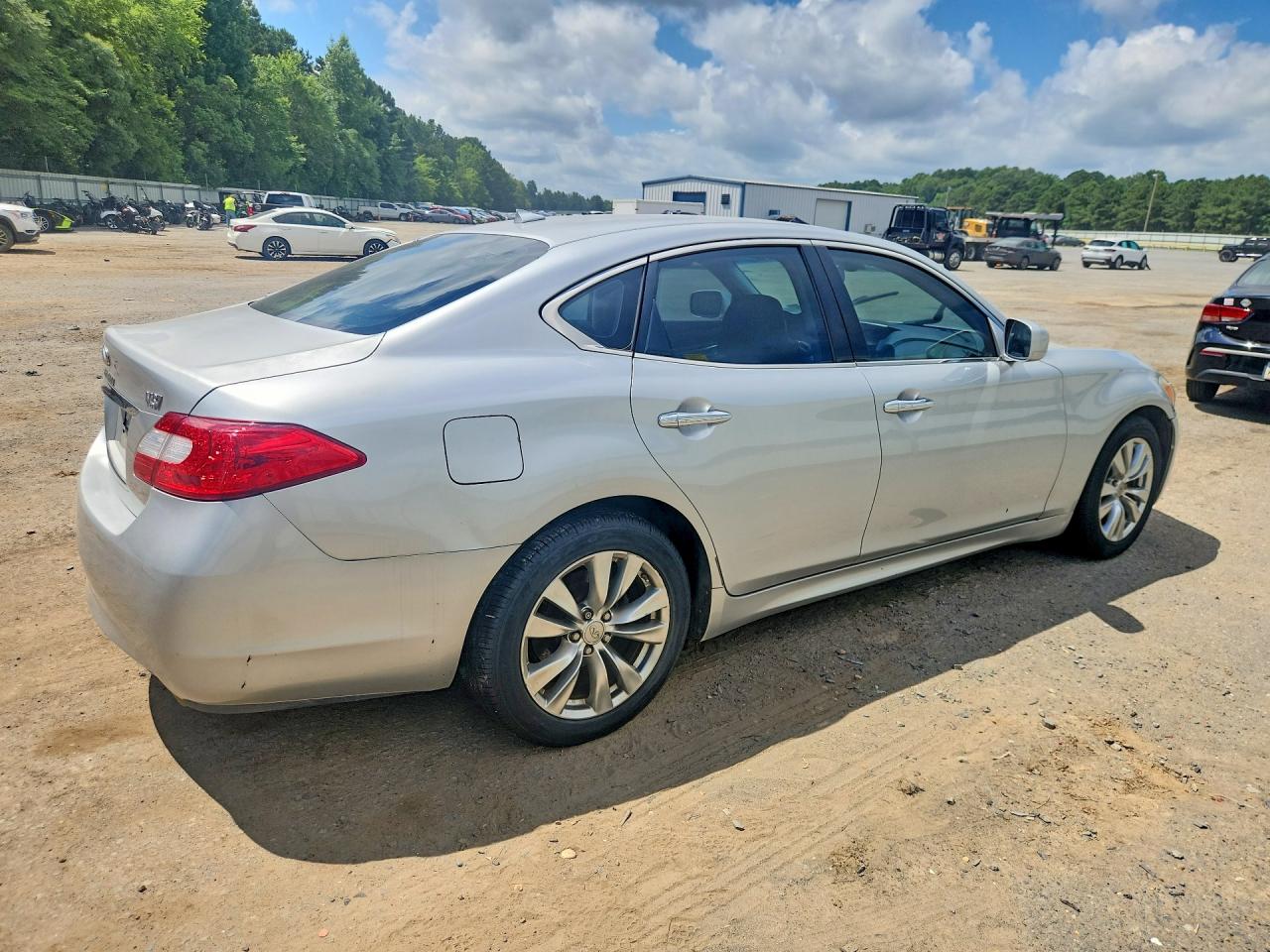 INFINITI M37 Base