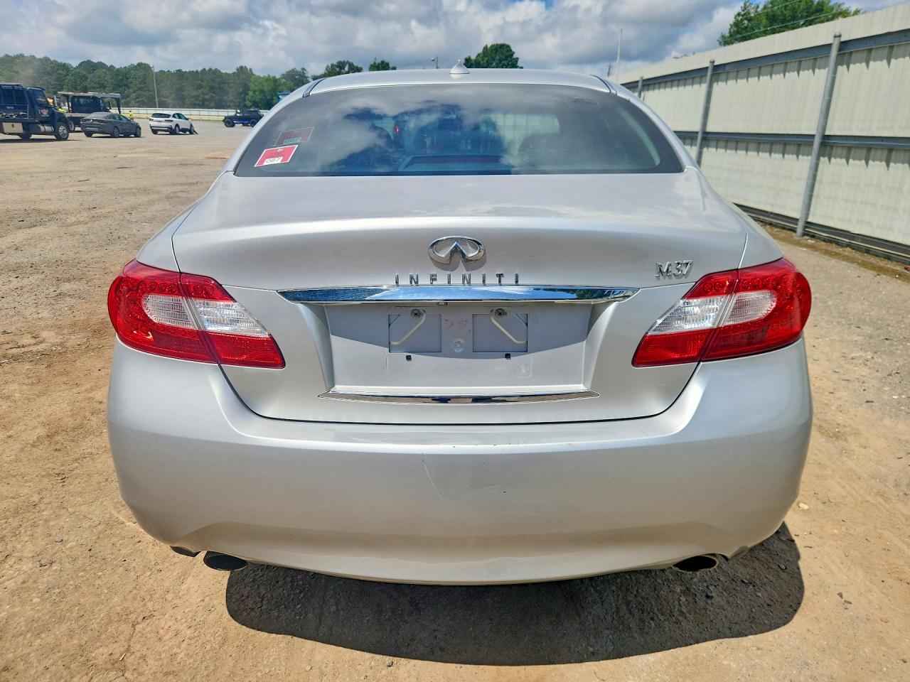 INFINITI M37 Base