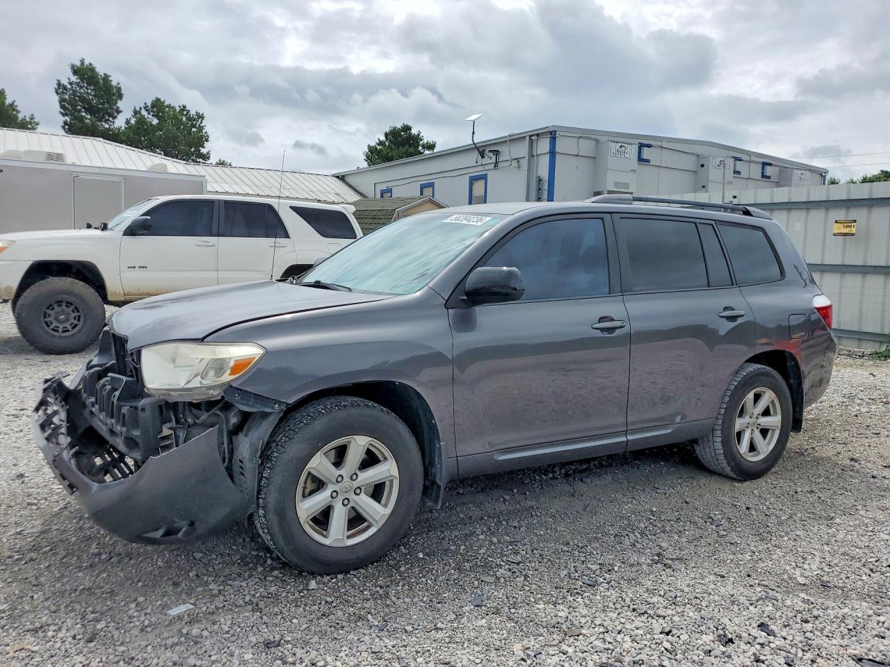 Salvage Toyota Highlander Image