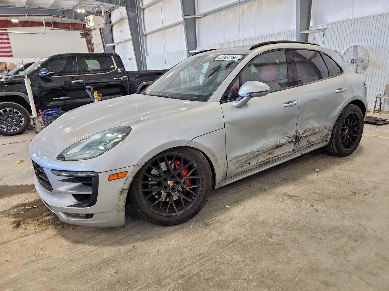 Salvage Porsche Macan Image