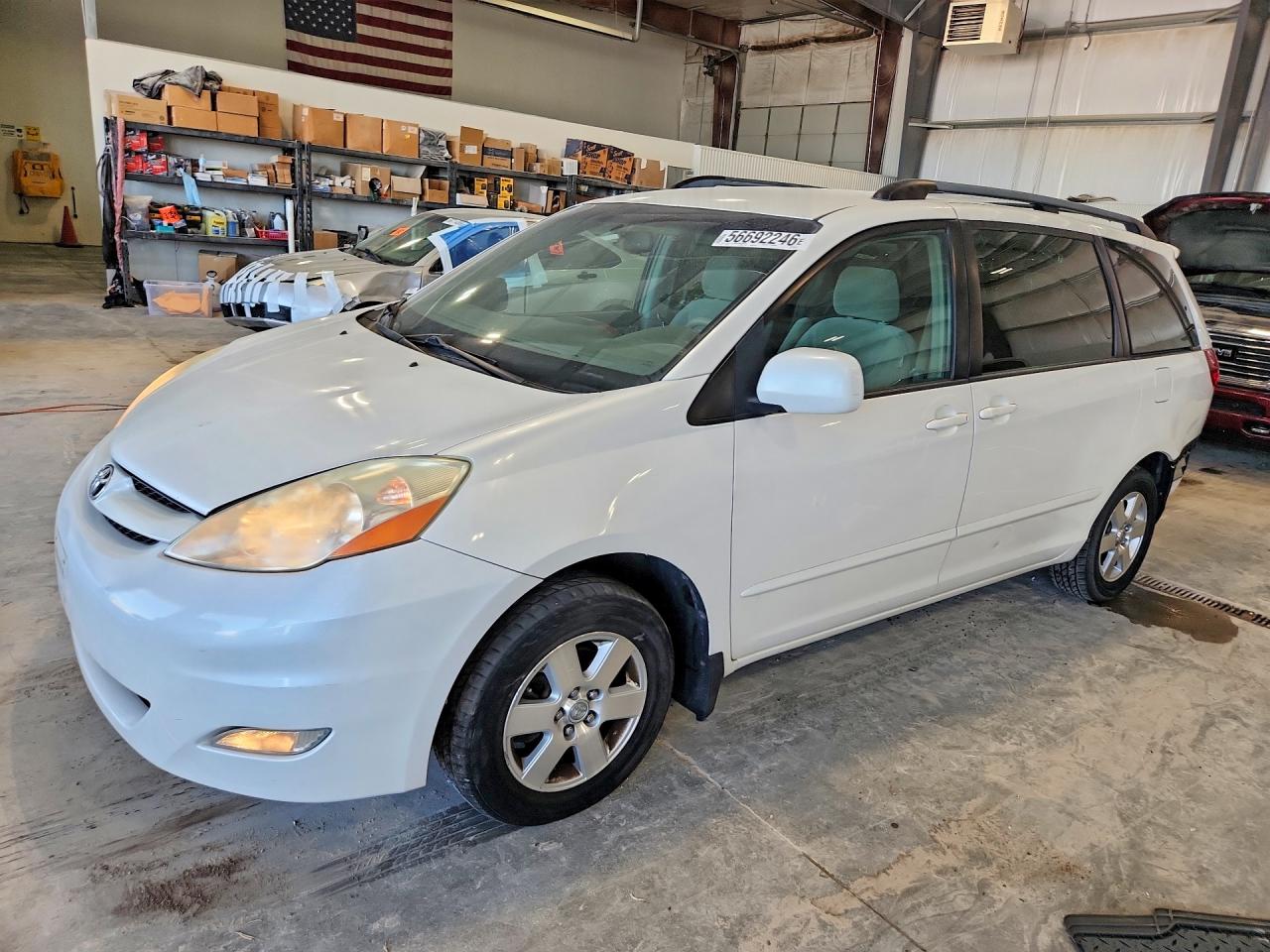 Salvage Toyota Sienna Image