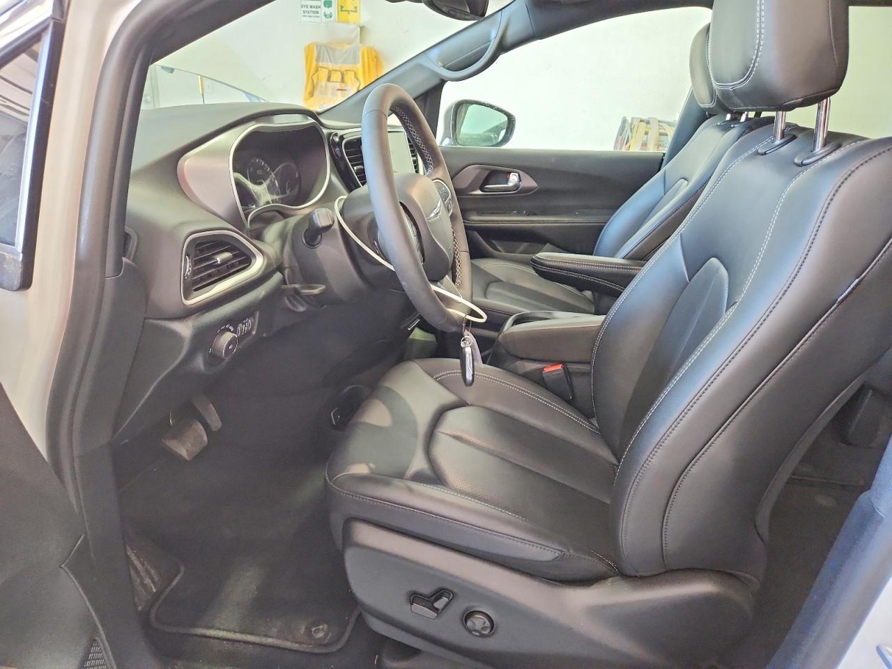 Chrysler Pacifica Select