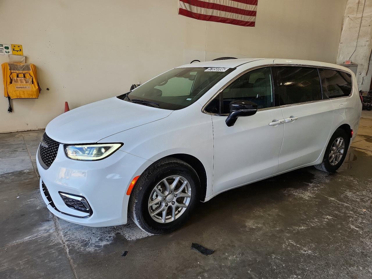 Salvage Chrysler Pacifica Image