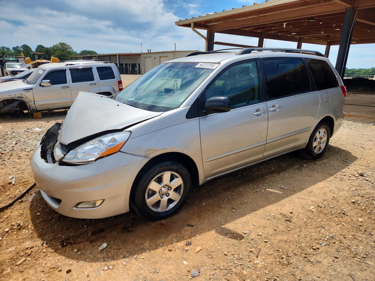 Salvage Toyota Sienna Image
