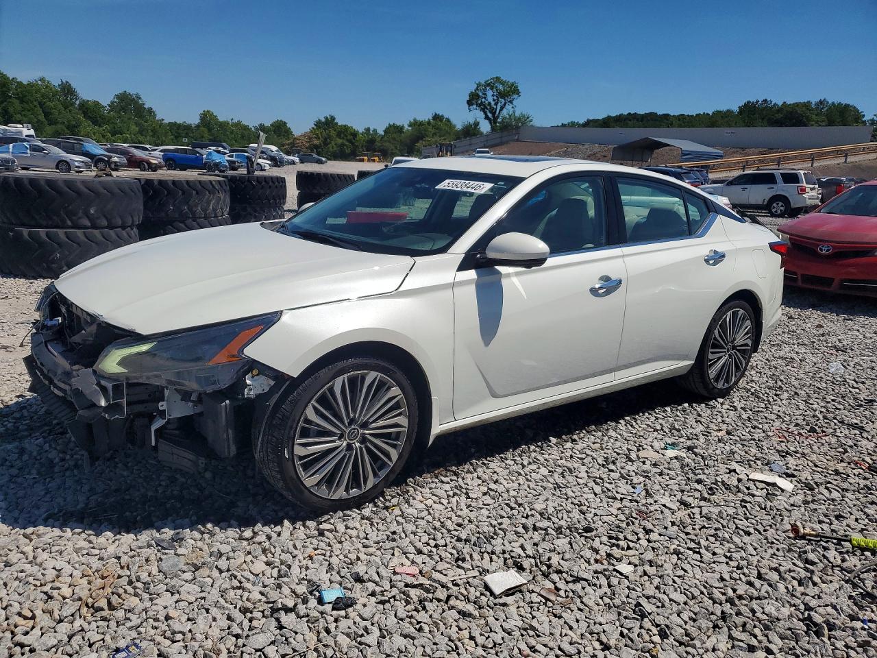 Salvage Nissan Altima Image