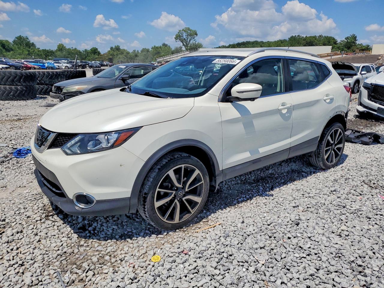 Salvage Nissan Rogue Image
