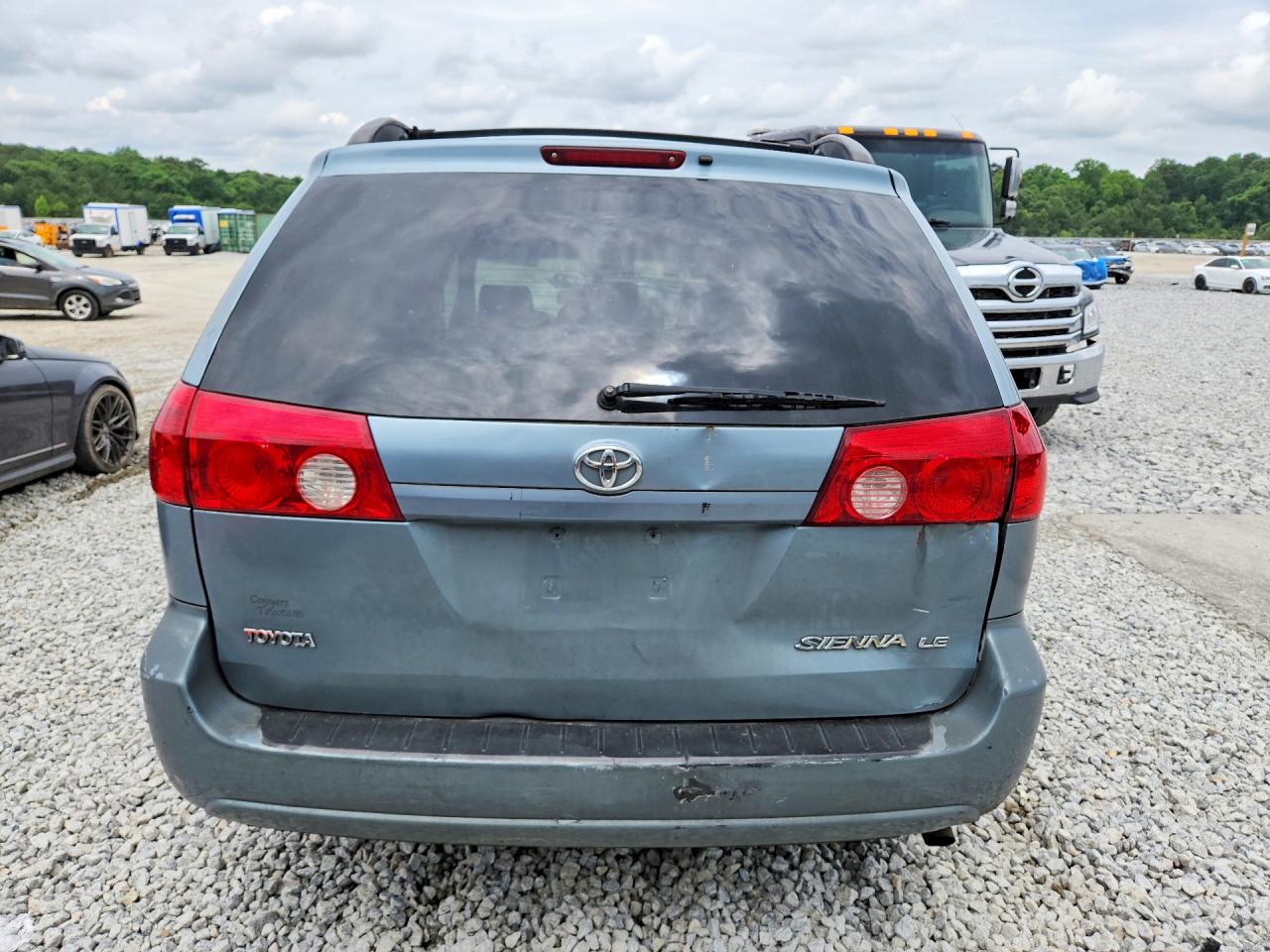 Toyota Sienna Le 8 Passenger