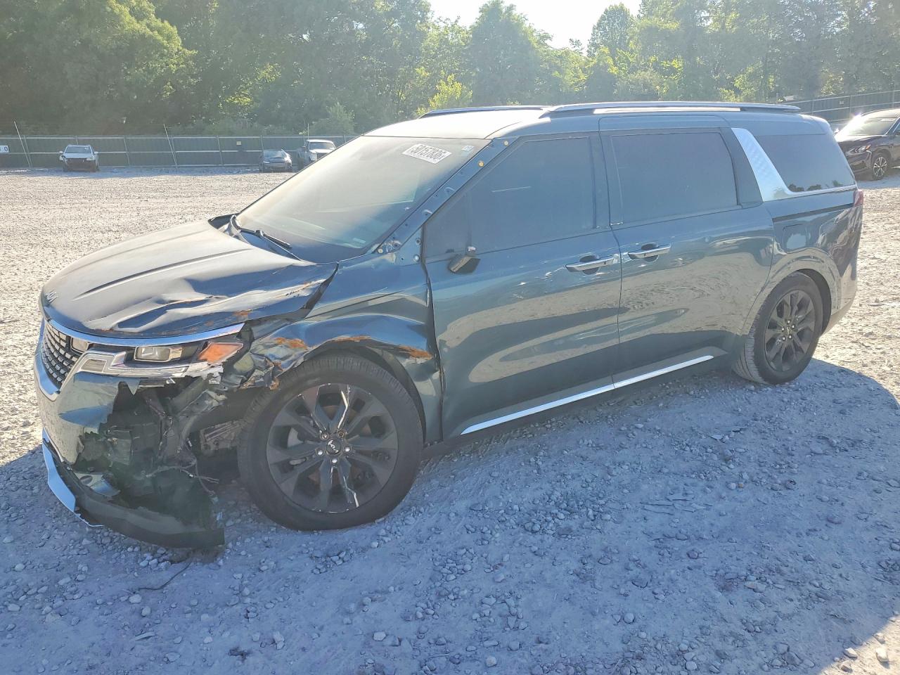 Salvage Kia Carnival Image