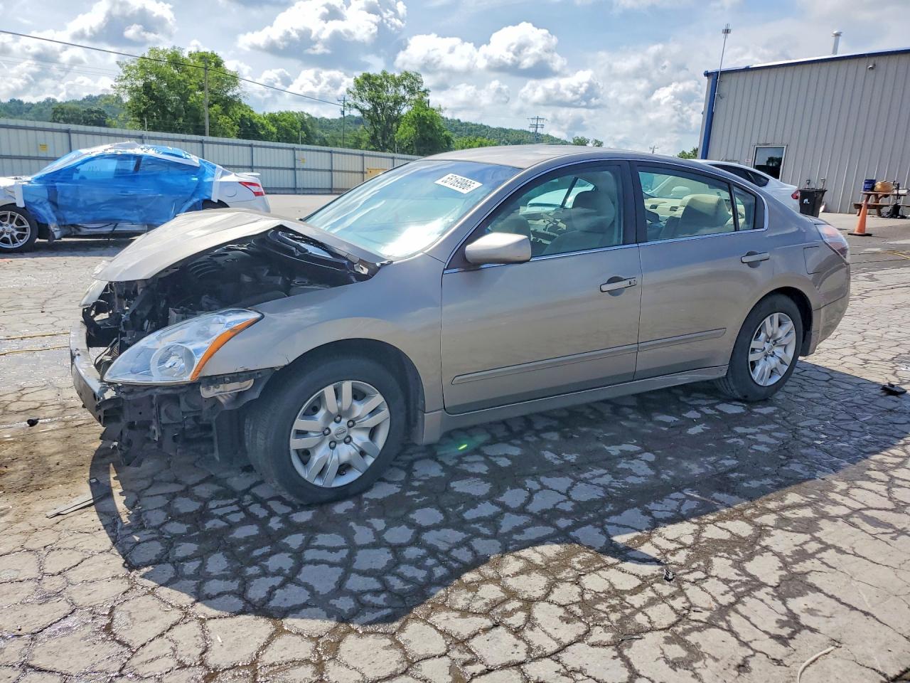 Salvage Nissan Altima Image