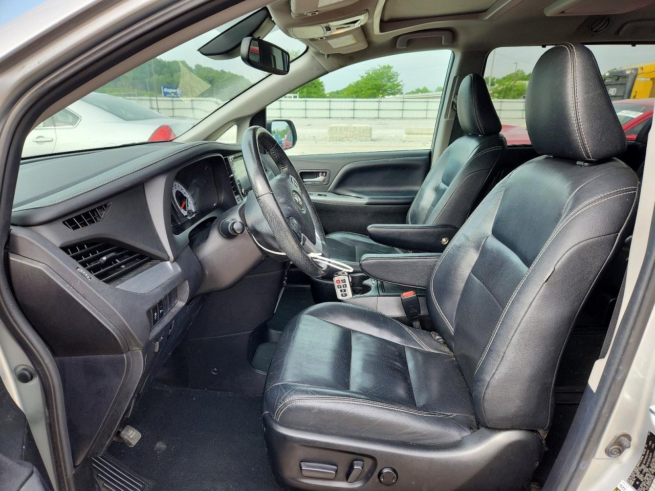 Toyota Sienna Se Premium 7-passenger