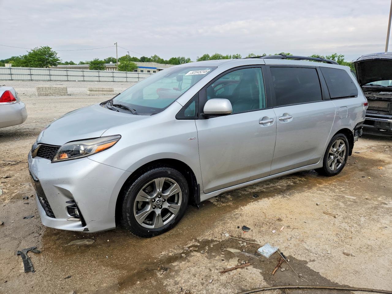 Salvage Toyota Sienna Image