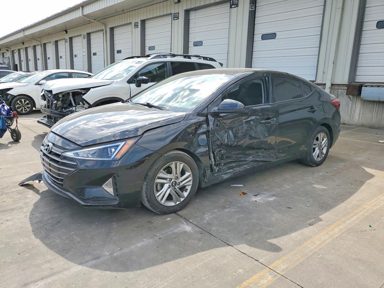 Salvage Hyundai ELANTRA Image