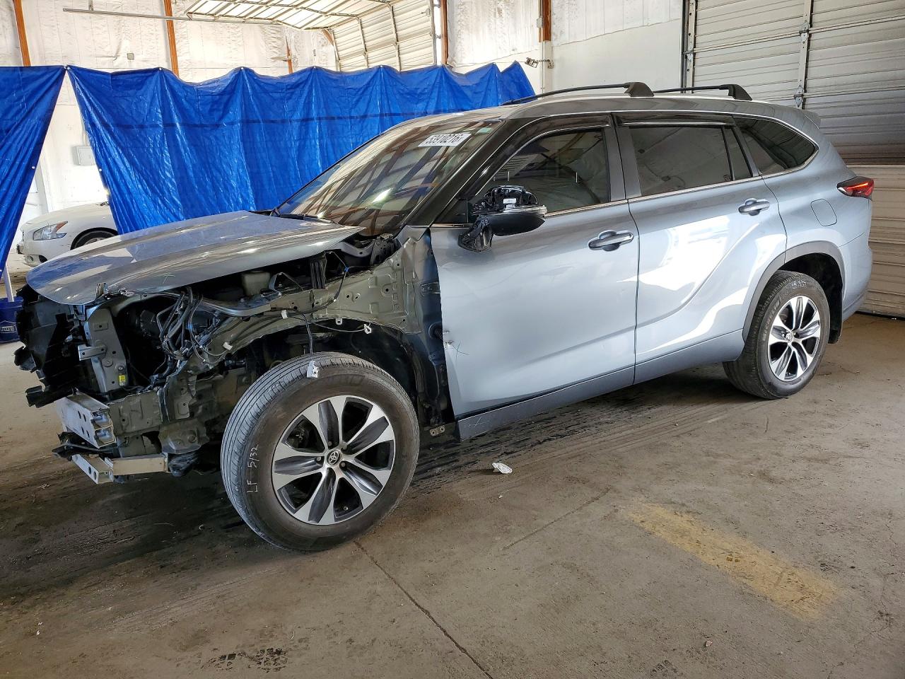 Salvage Toyota Highlander Image