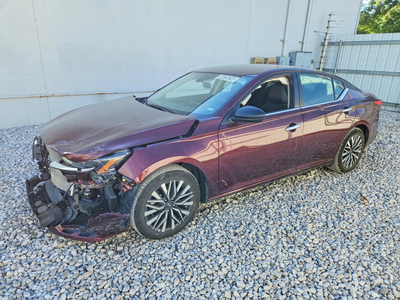 Salvage Nissan Altima Image