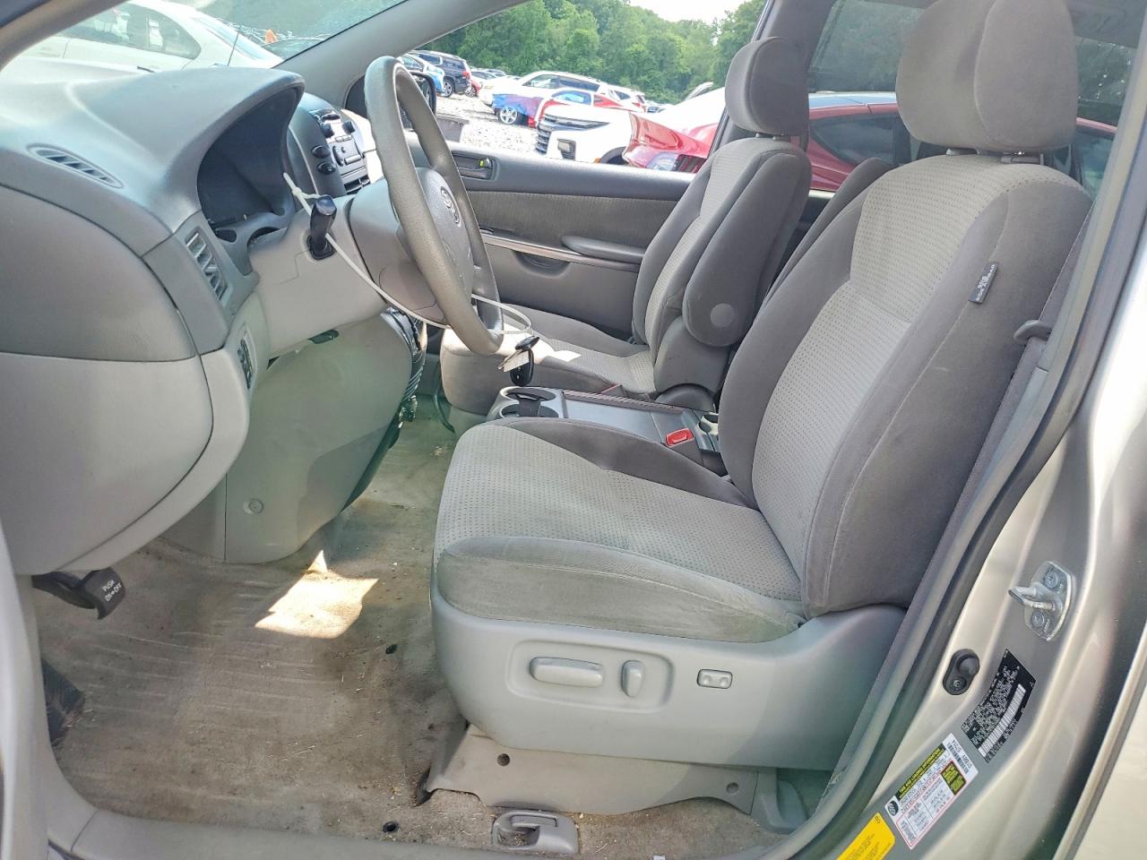 Toyota Sienna Le 8-passenger
