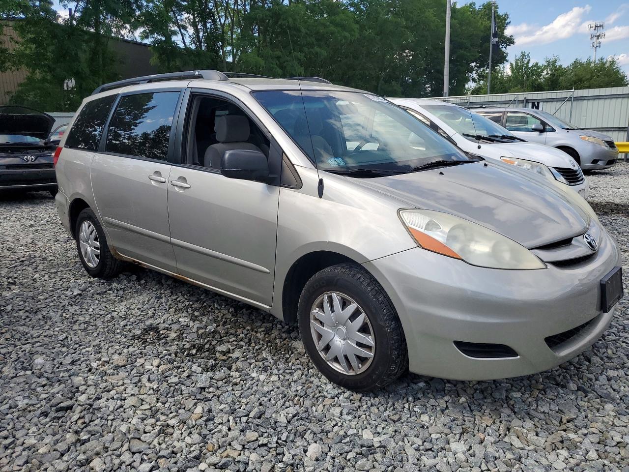 Toyota Sienna Le 8-passenger