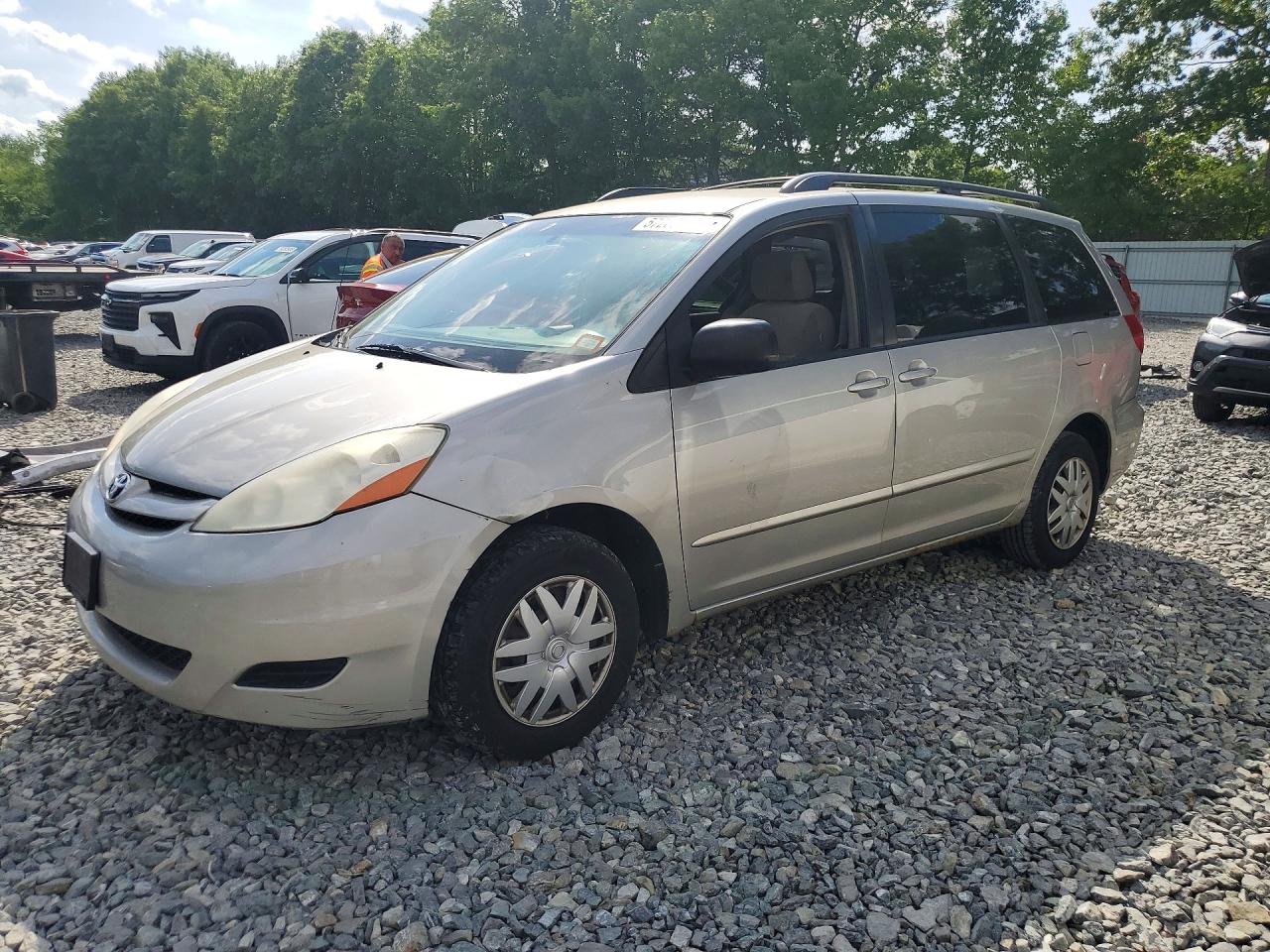 Salvage Toyota Sienna Image