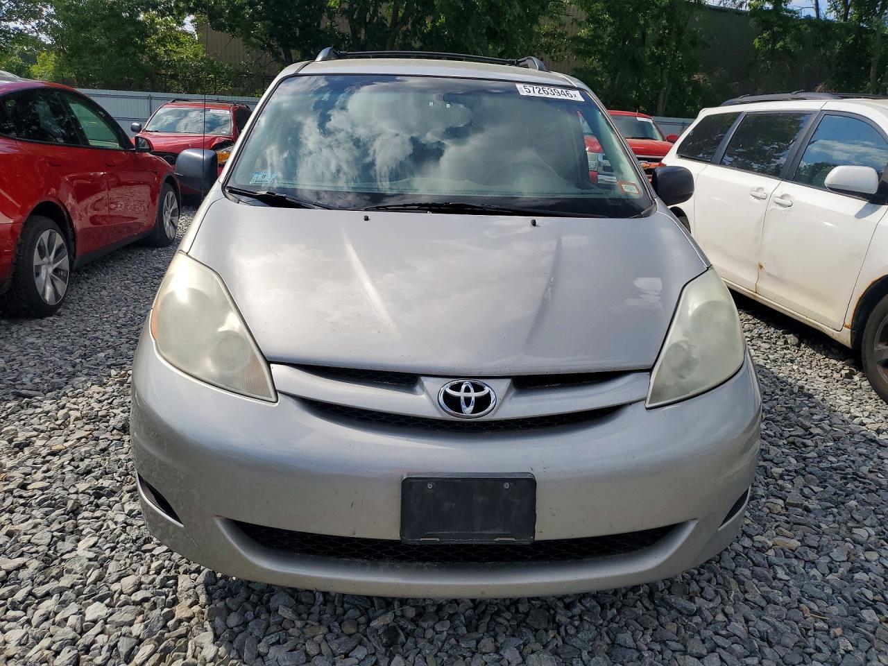 Toyota Sienna Le 8-passenger