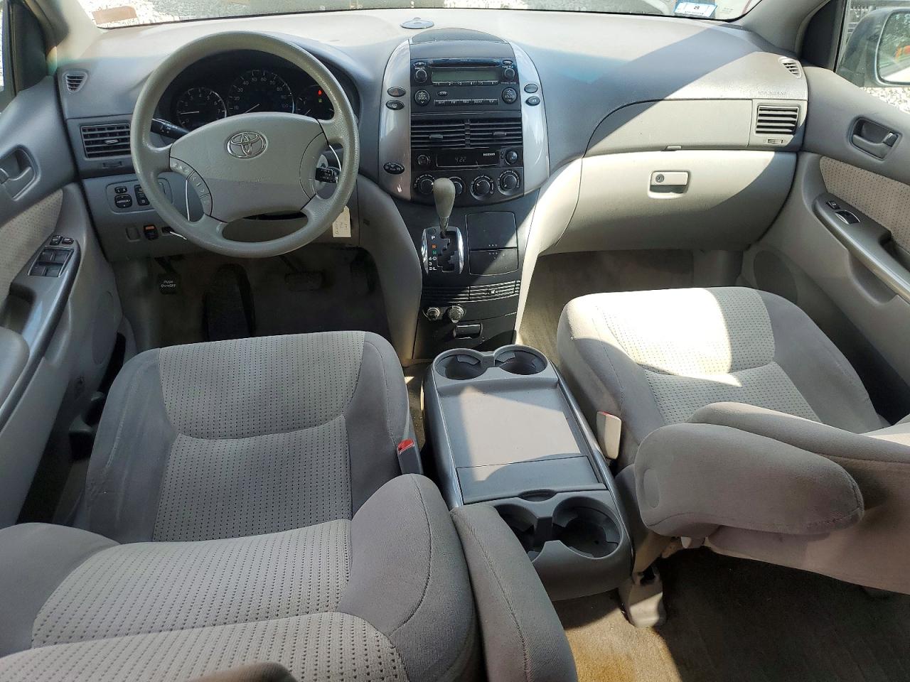 Toyota Sienna Le 8-passenger