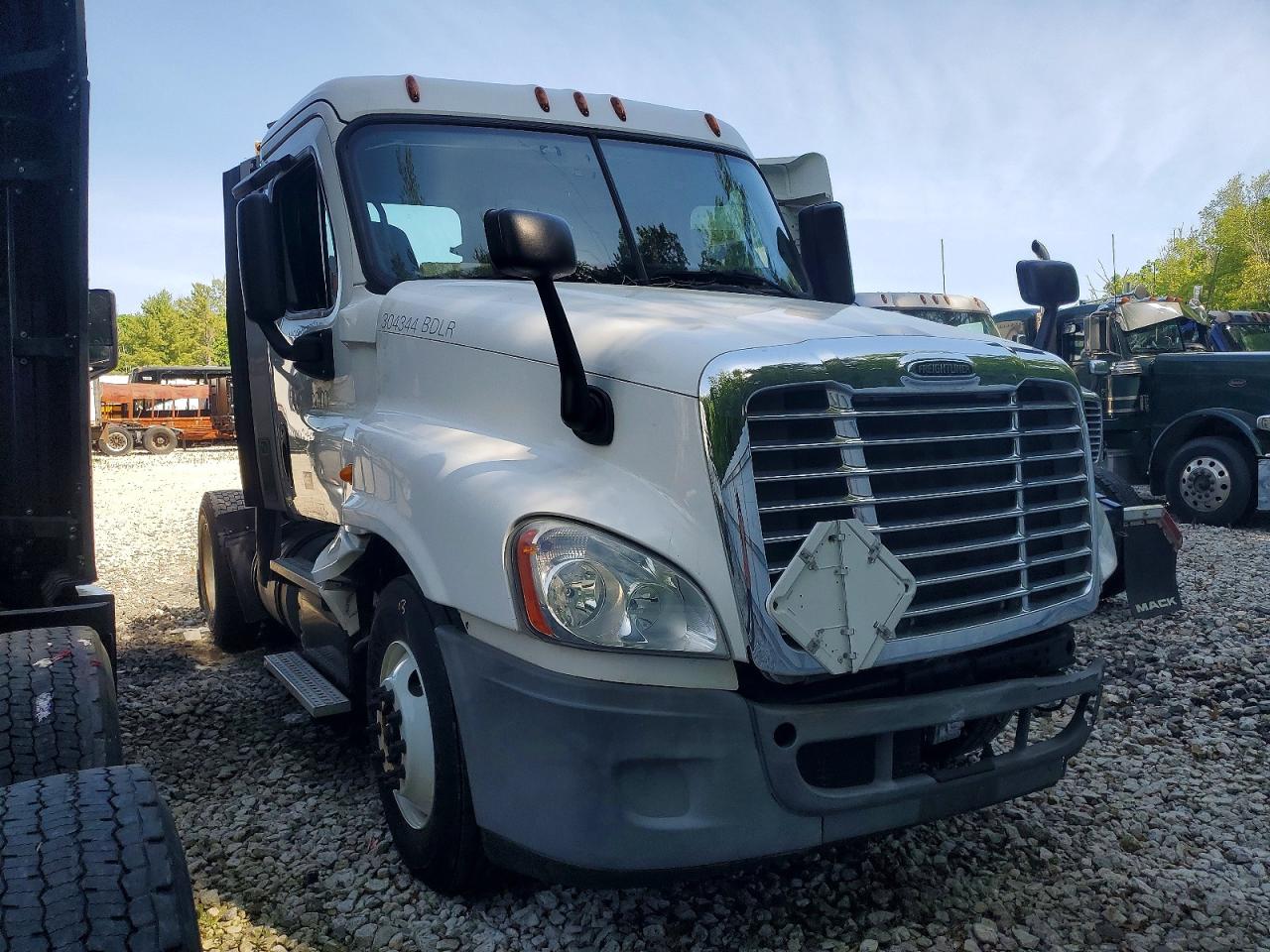 Salvage Freightliner Cascadia Image