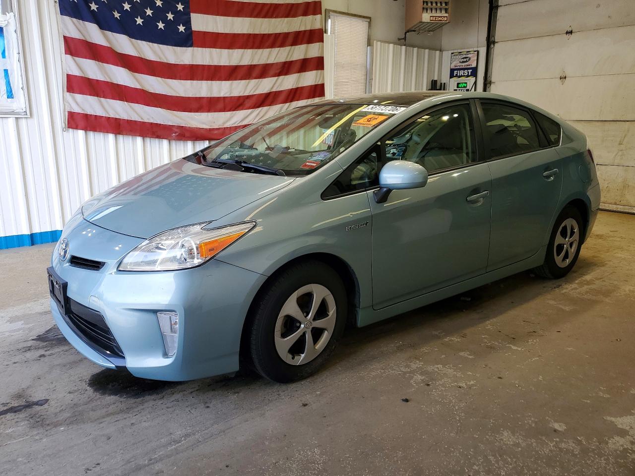 Salvage Toyota Prius Image
