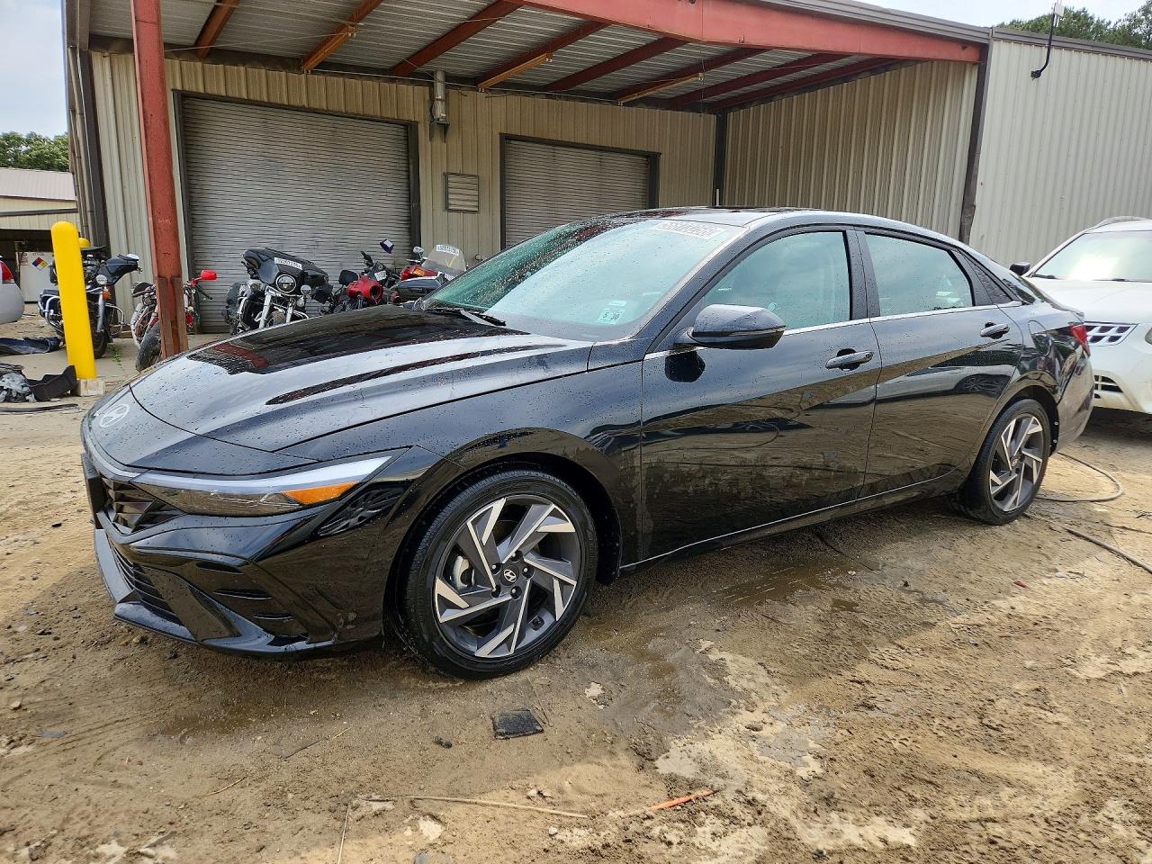 Salvage Hyundai ELANTRA Image