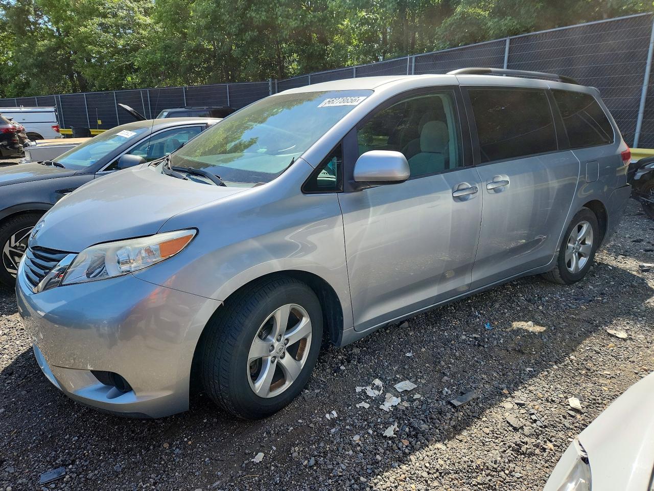 Salvage Toyota Sienna Image