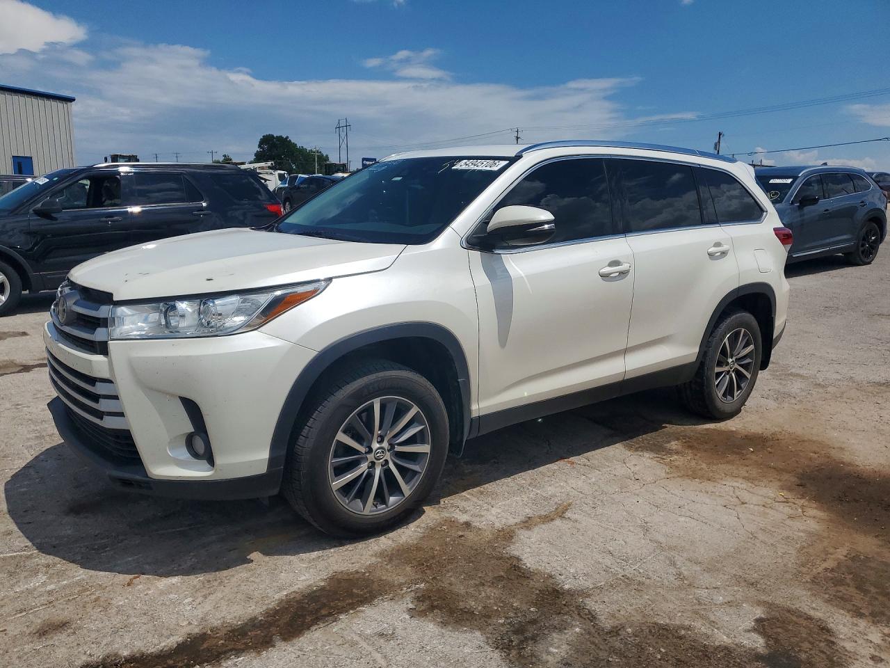 Salvage Toyota Highlander Image