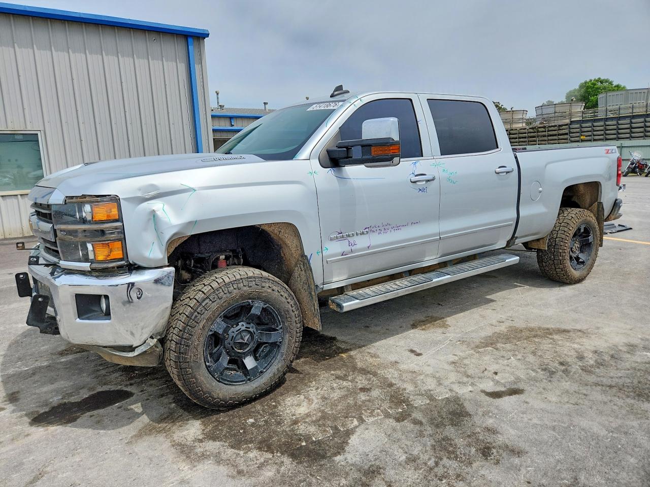 Salvage Chevrolet Silverado Image
