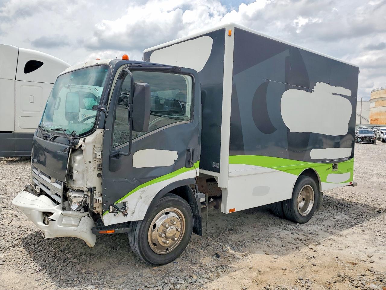 Salvage Isuzu Npr Image