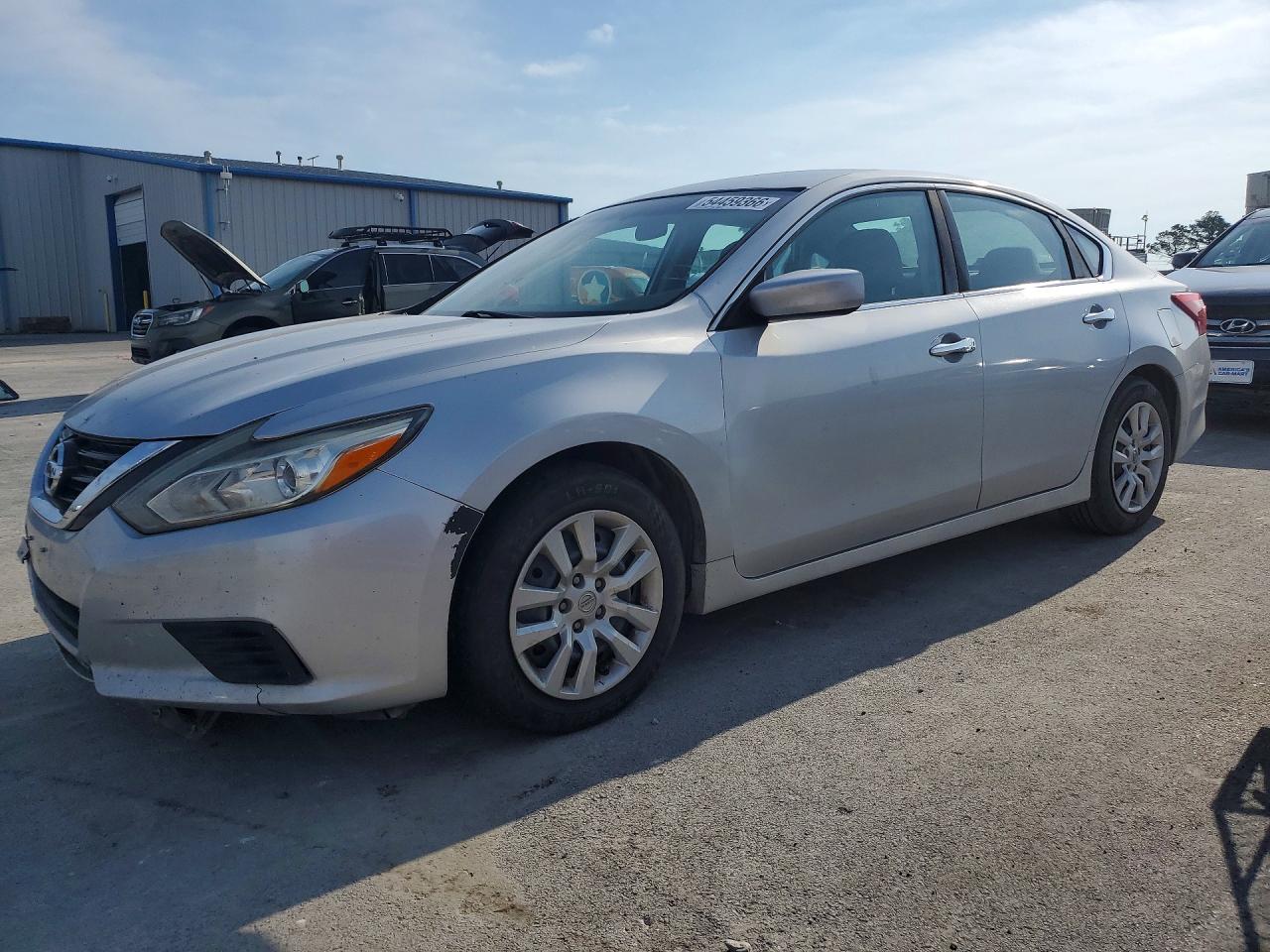 Salvage Nissan Altima Image