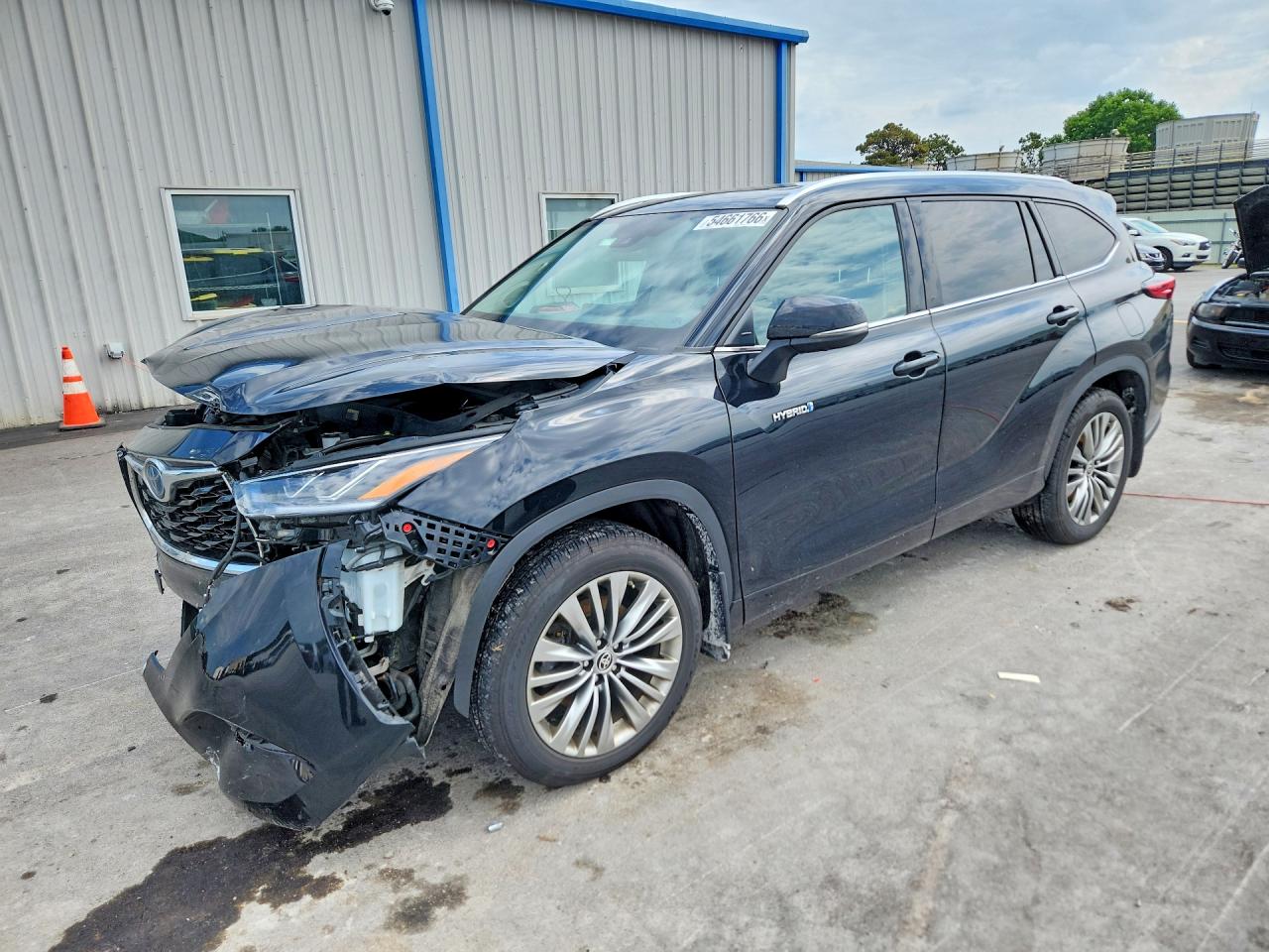 Salvage Toyota Highlander Image