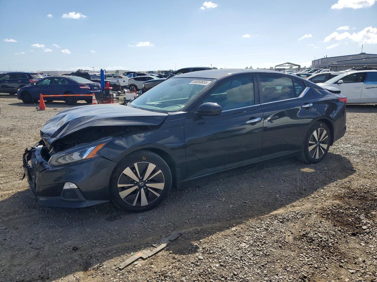 Salvage Nissan Altima Image