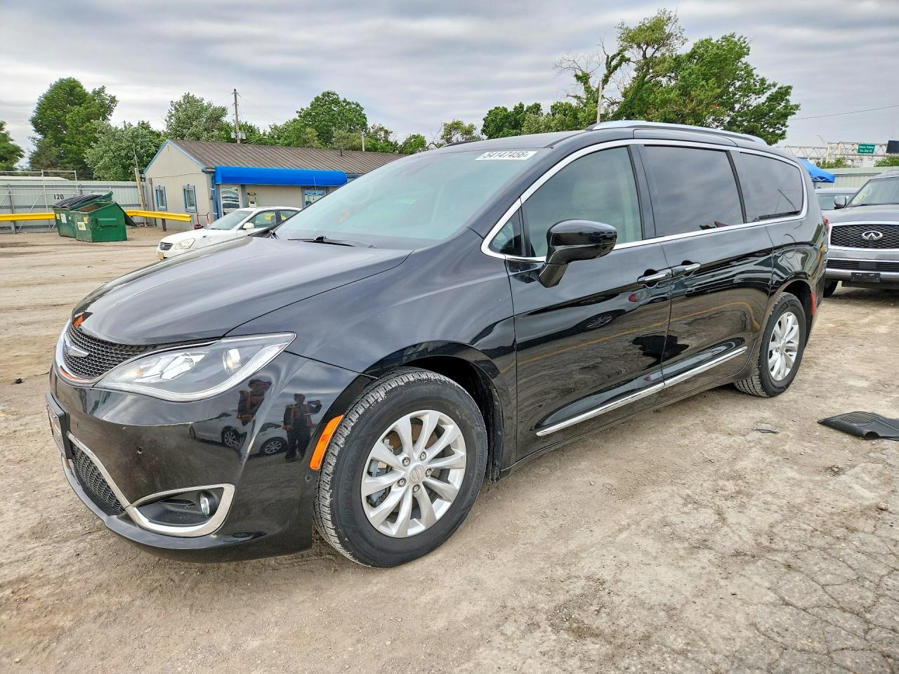 Salvage Chrysler Pacifica Image
