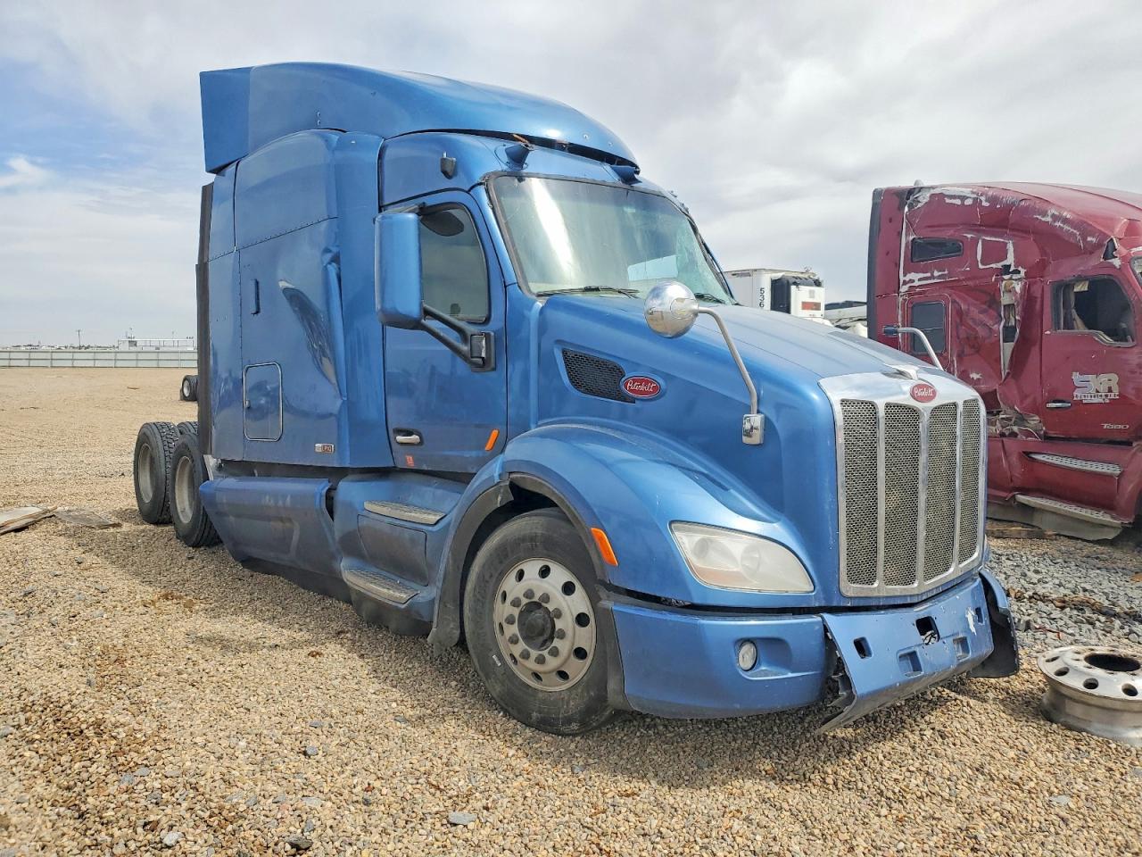 Salvage Peterbilt 579 Image