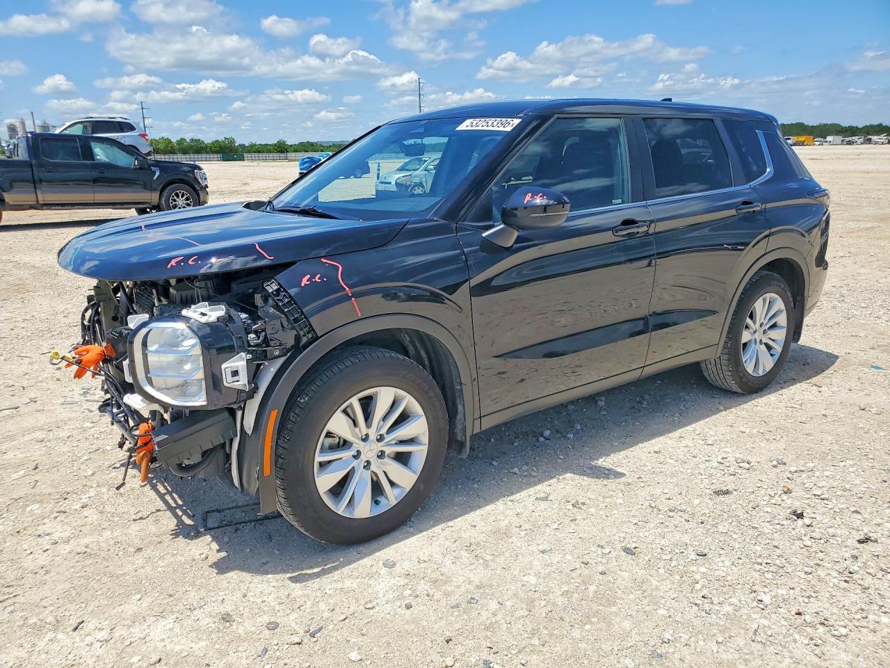 Salvage Mitsubishi Outlander Image