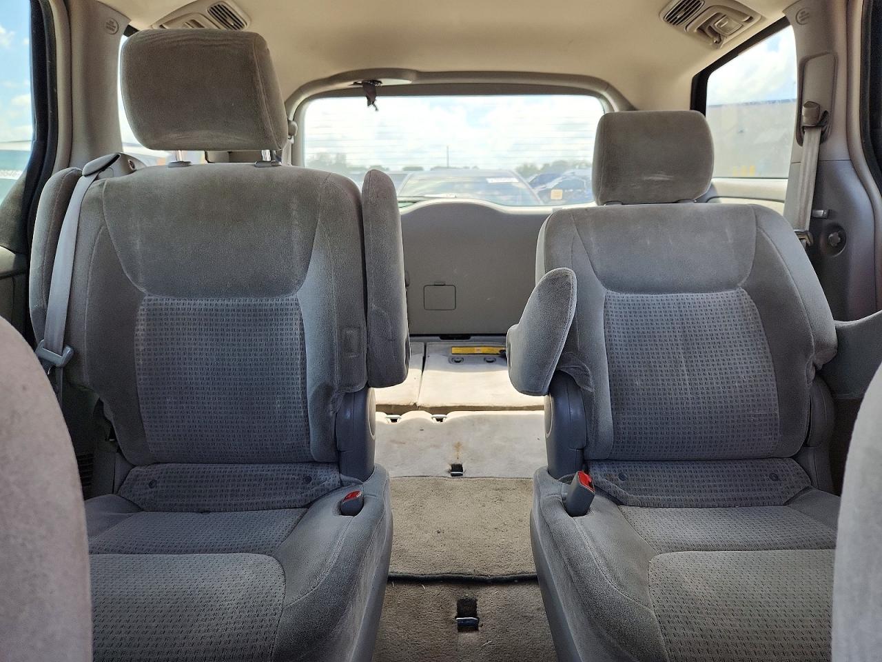 Toyota Sienna Ce 7 Passenger