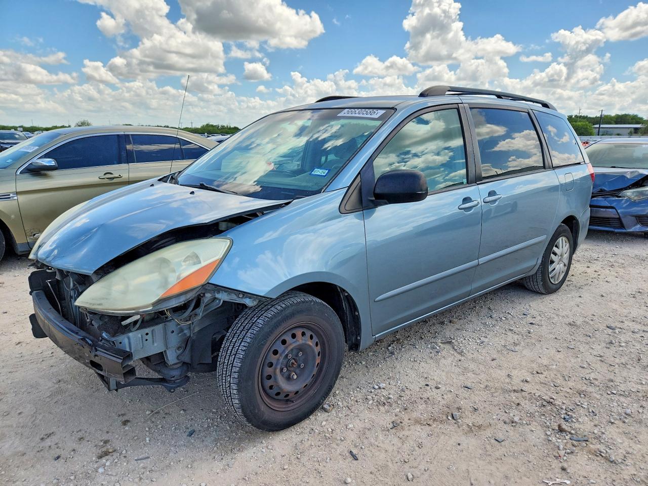 Salvage Toyota Sienna Image