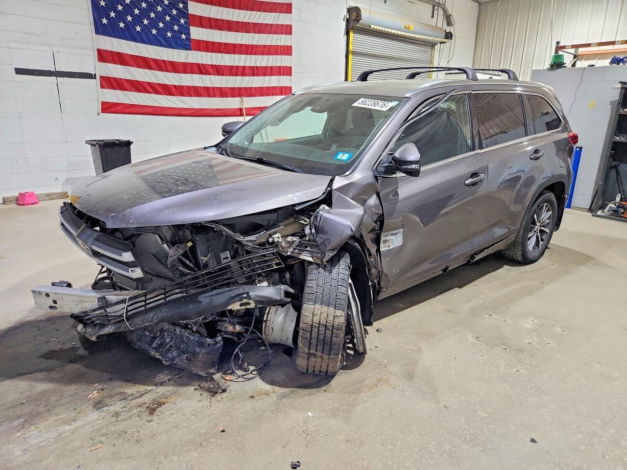 Salvage Toyota Highlander Image