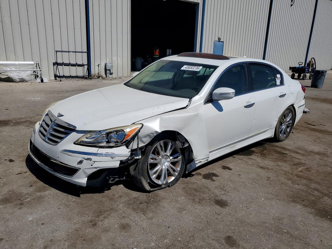 Salvage Hyundai Genesis Image