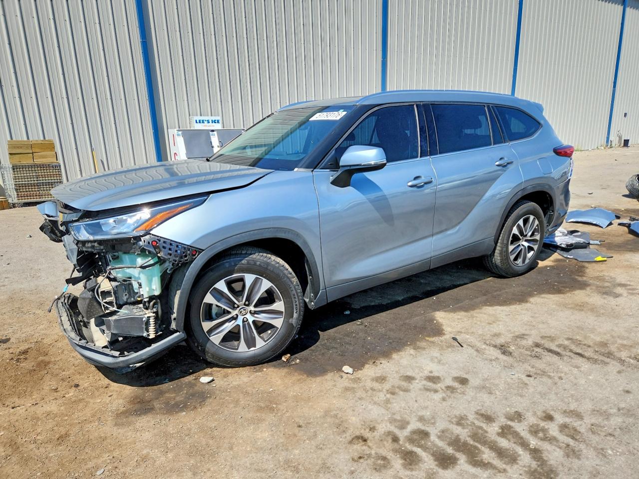Salvage Toyota Highlander Image