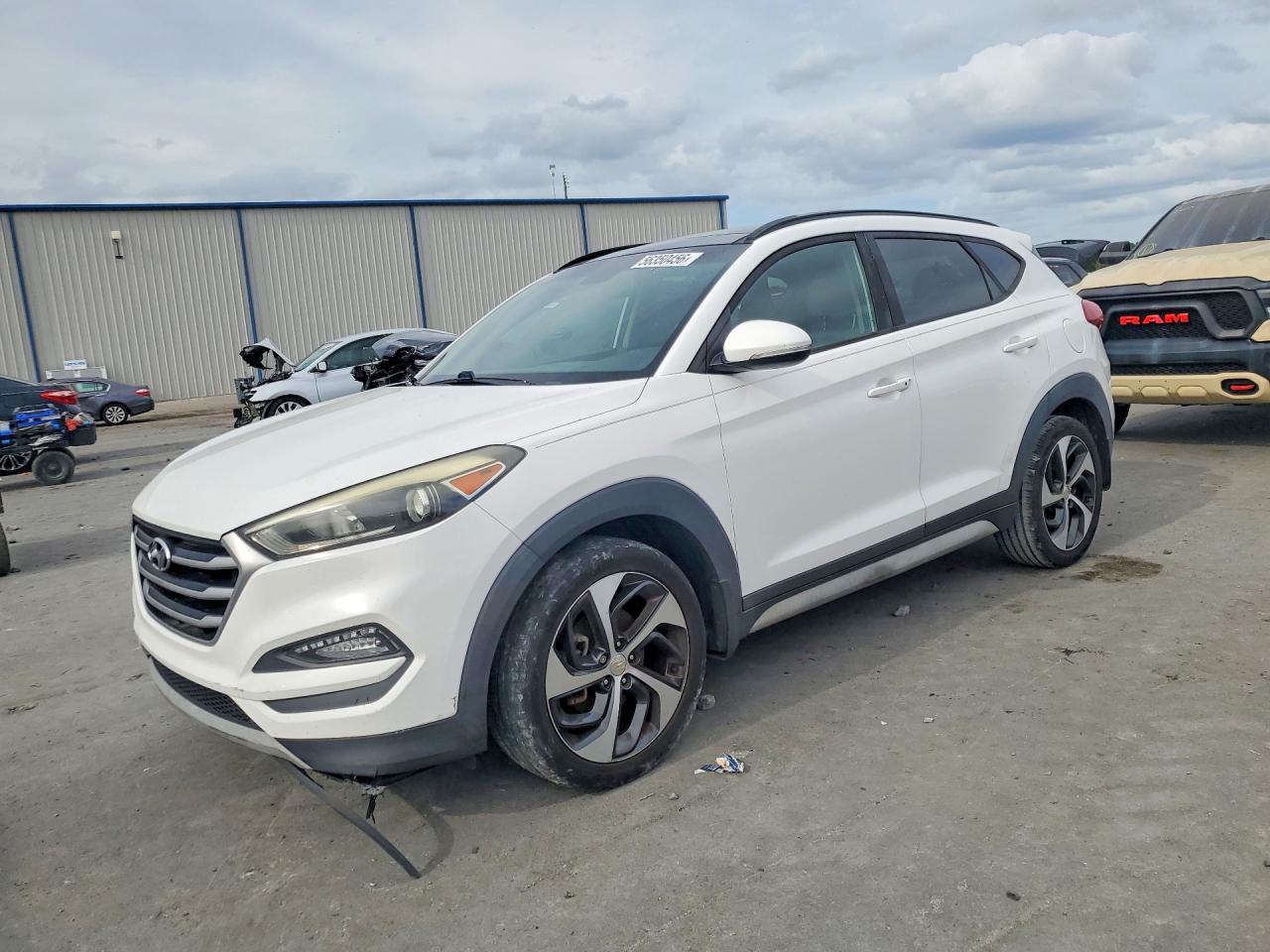 Salvage Hyundai TUCSON Image