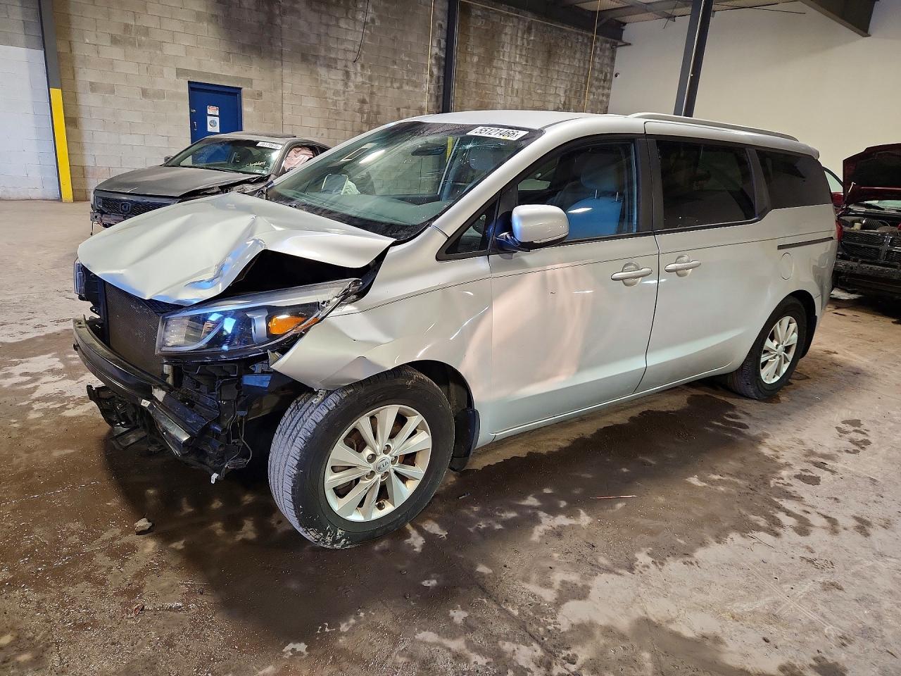 Salvage Kia Sedona Image