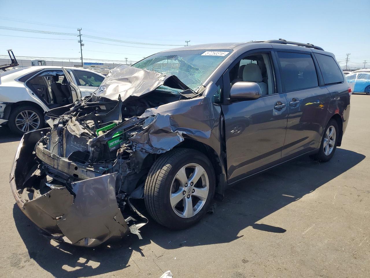 Salvage Toyota Sienna Image