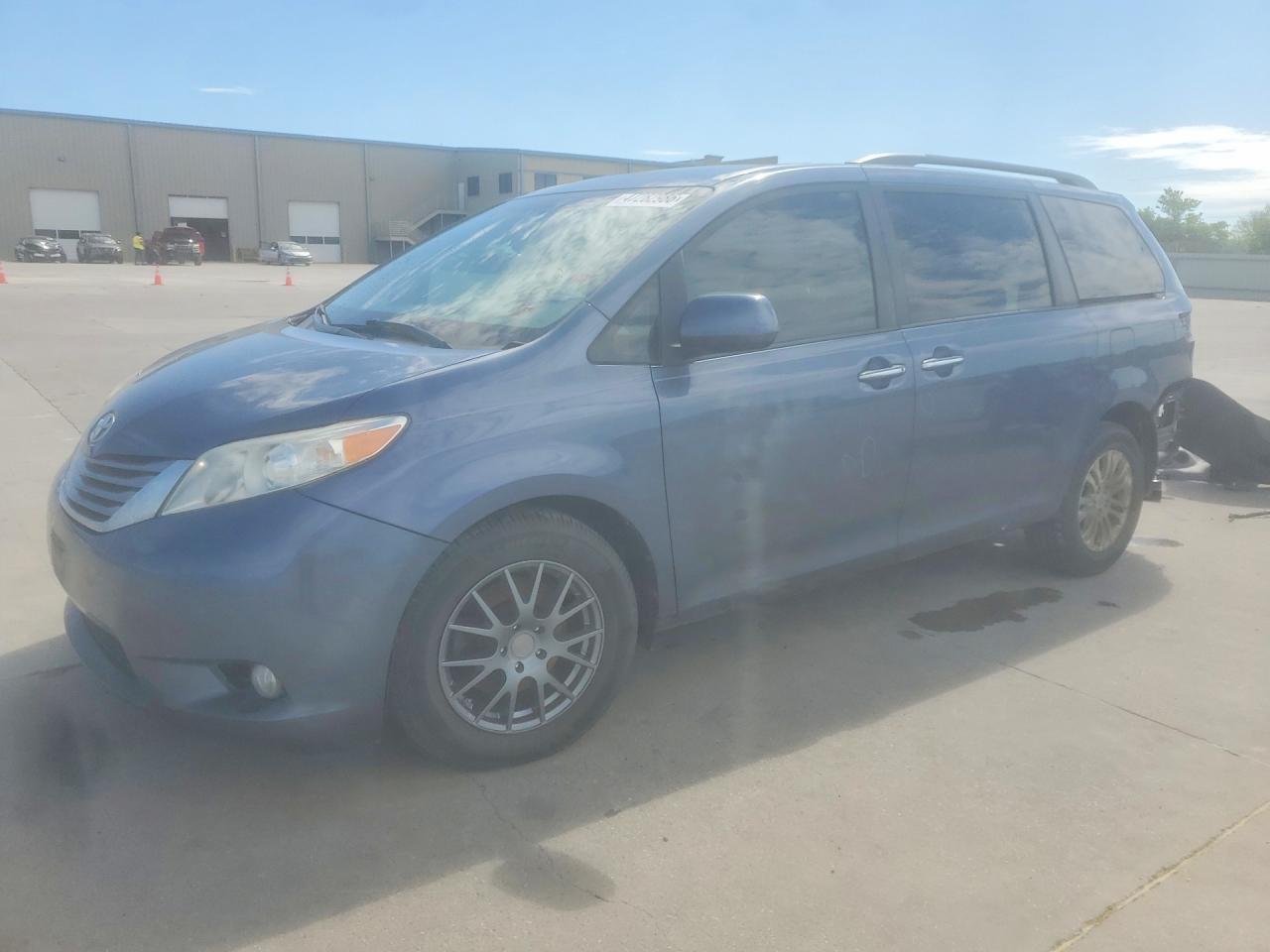Salvage Toyota Sienna Image