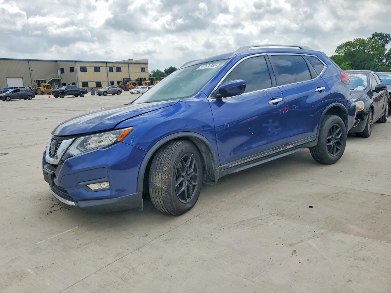 Salvage Nissan Rogue Image