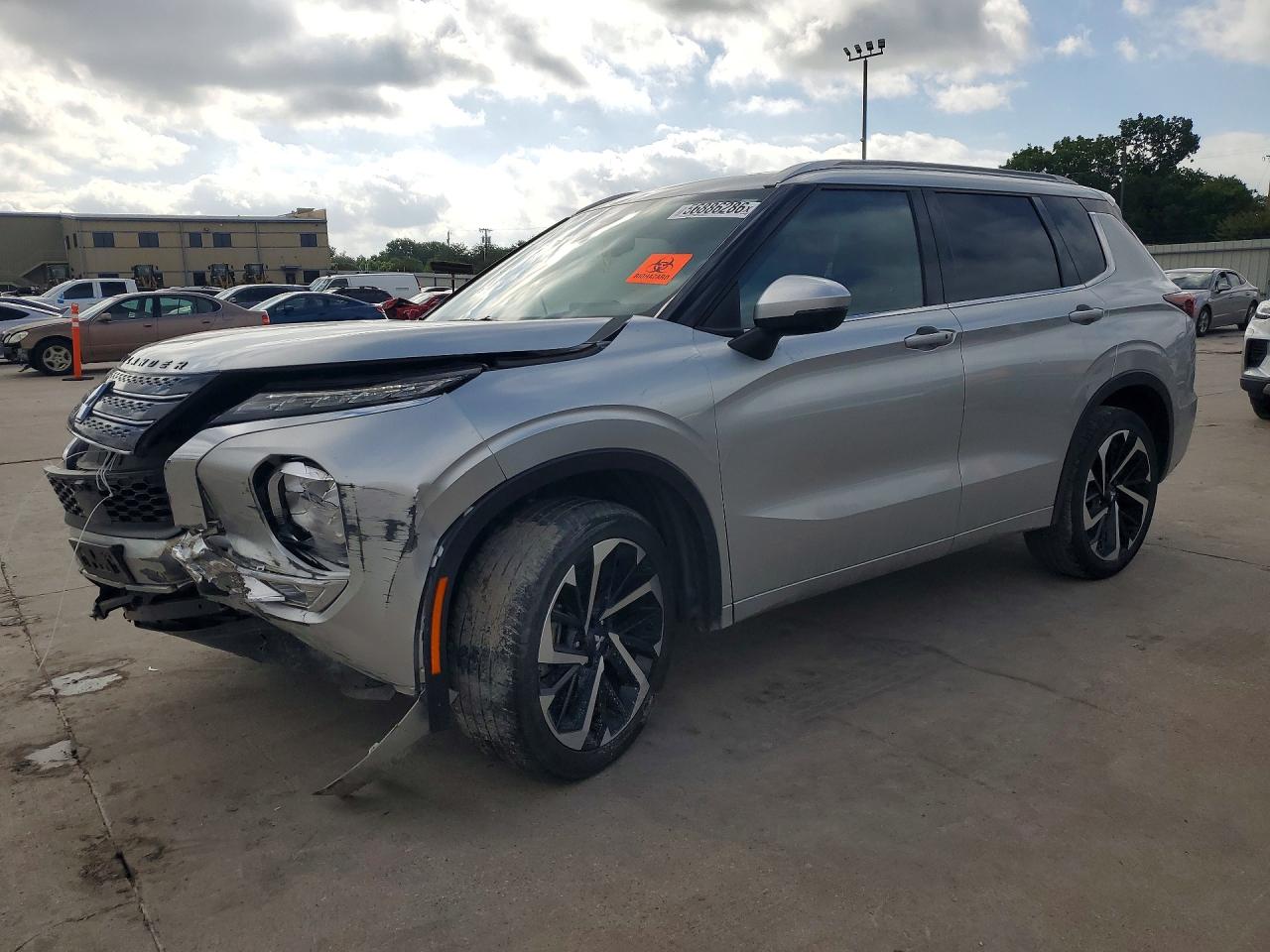 Salvage Mitsubishi Outlander Image