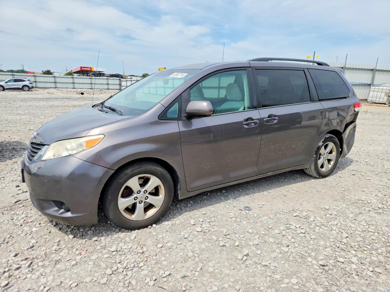 Salvage Toyota Sienna Image