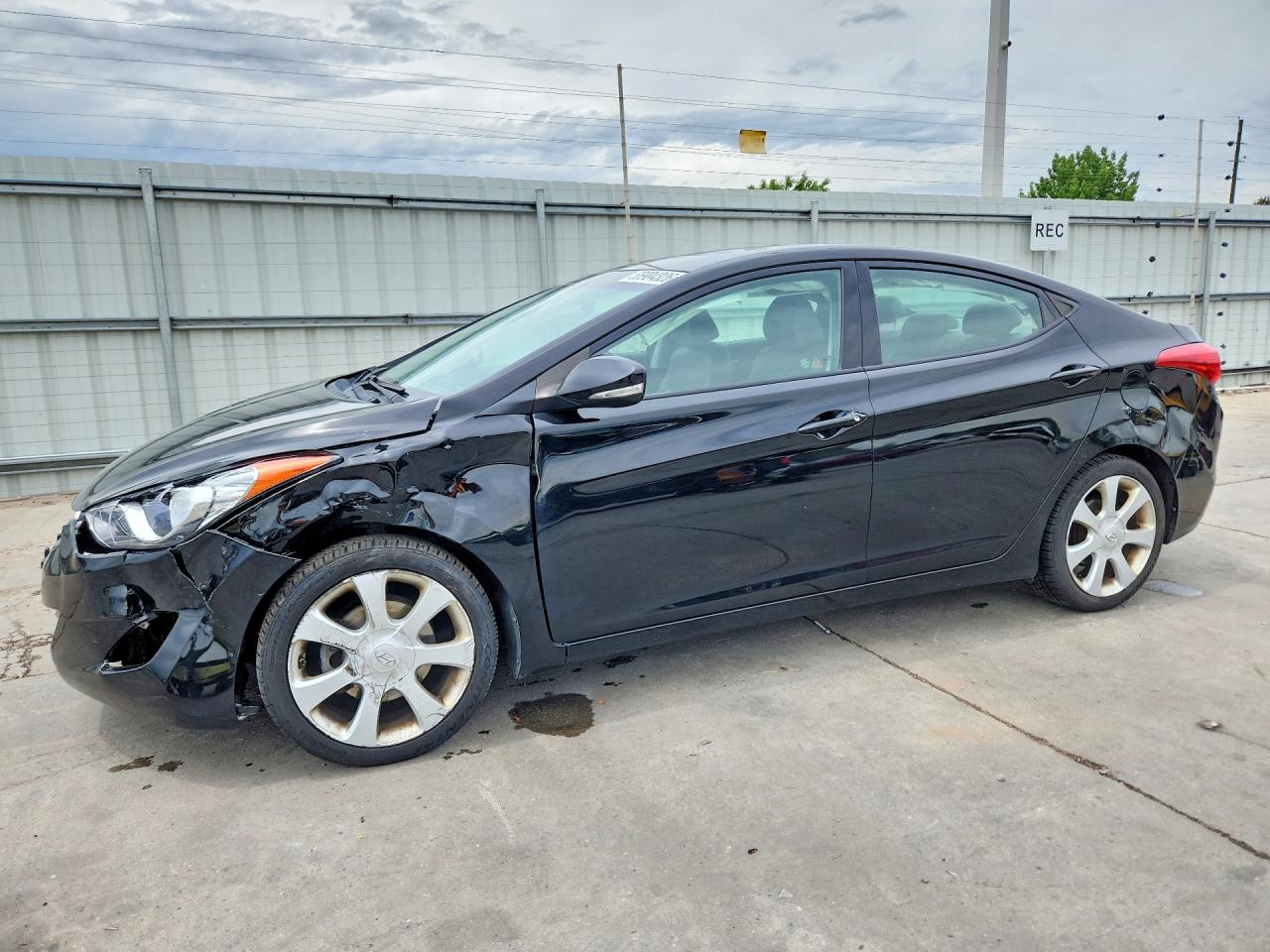 Salvage Hyundai ELANTRA Image